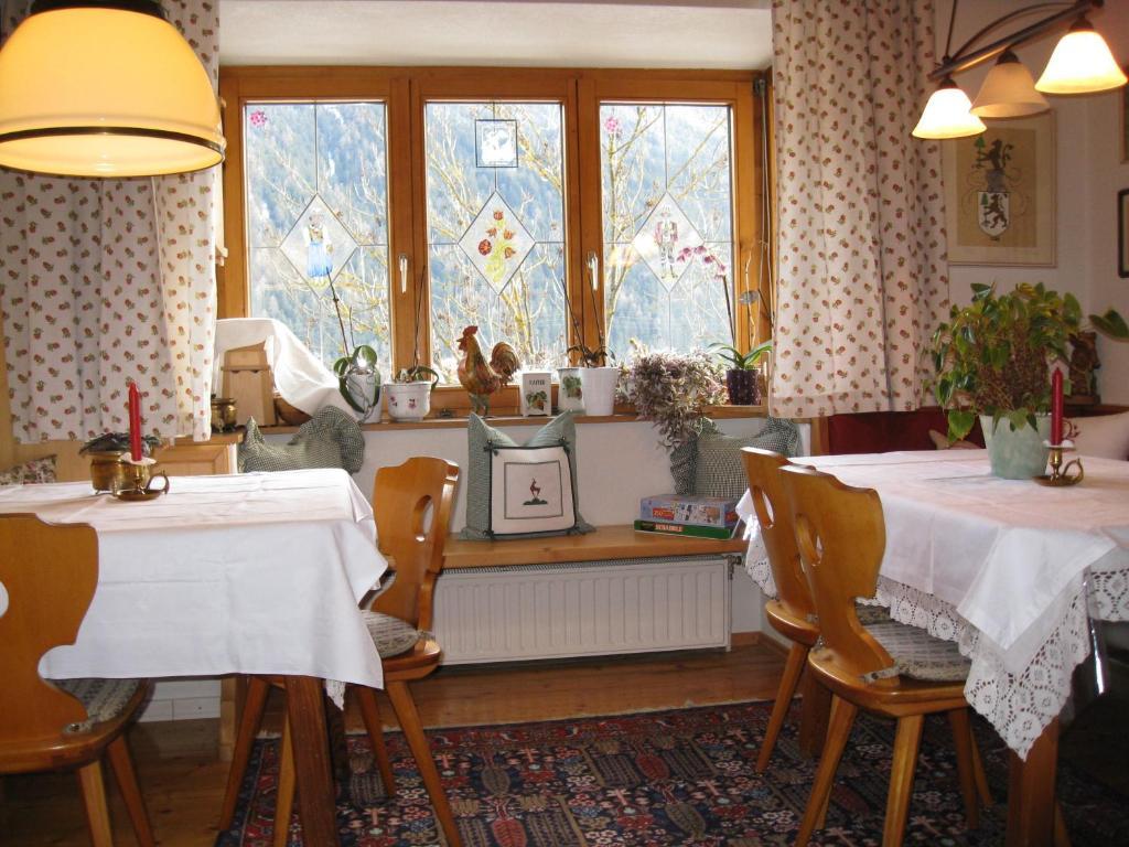 Gasthaus Haus Bergheimat - Familie Oberacher Fulpmes Exterior foto