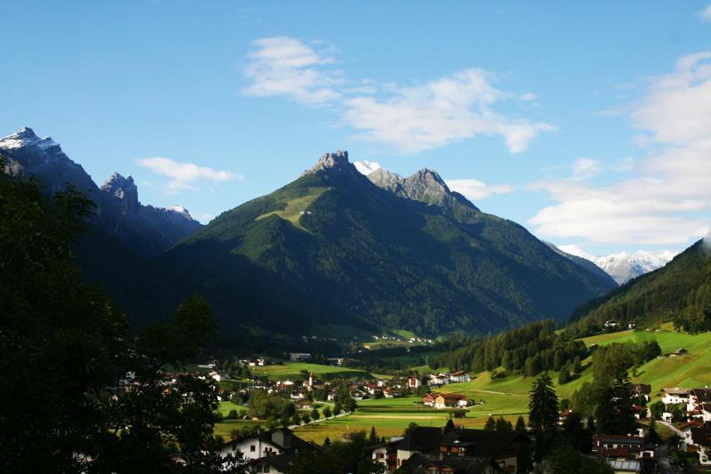 Gasthaus Haus Bergheimat - Familie Oberacher Fulpmes Exterior foto